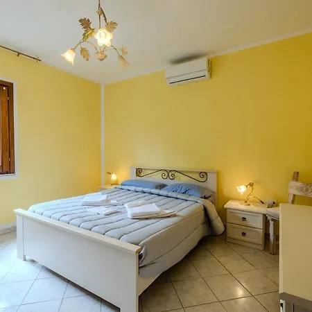 San Teodoro Small With Garden, Parking,&ac Semesterbostad Schifoni