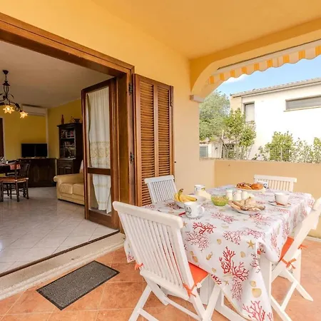 Semesterbostad San Teodoro Small With Garden, Parking,&ac